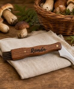 Navaja para setas personalizada con mango de madera y nombre Roman grabado a laser