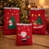 Saco de regalos personalizado en salón navideño acogedor