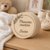 Discos primeros momentos personalizados sobre cómoda de bebé