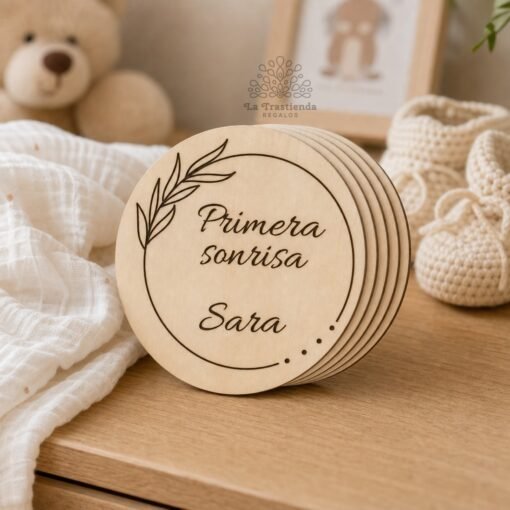 Discos primeros momentos personalizados sobre cómoda de bebé