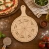 Tabla pizza personalizada sobre mesa con pizza e ingredientes