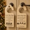 Colgadores de puerta navideños personalizados colocados en puertas