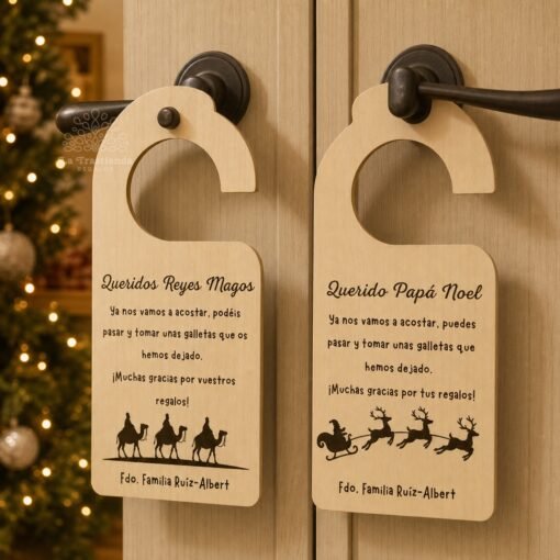 Colgadores de puerta navideños personalizados colocados en puertas