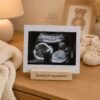 Soporte de fotos con ecografía y dedicatoria en habitación acogedora