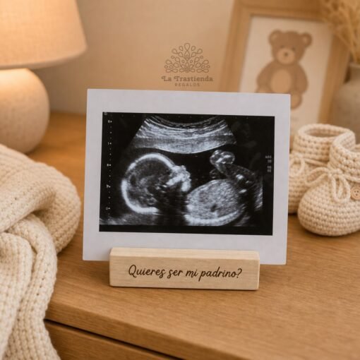 Soporte de fotos con ecografía y dedicatoria en habitación acogedora