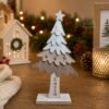 Árbol de Navidad personalizado de madera en repisa navideña