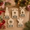 Adornos de Navidad personalizados para dinero sobre mesa de regalos