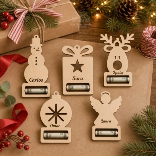 Adornos de Navidad personalizados para dinero sobre mesa de regalos