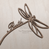 Libélula con nombre personalizada en madera con marca de agua La Trastienda Regalos