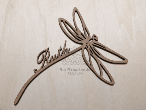 Libélula con nombre personalizada en madera con marca de agua La Trastienda Regalos