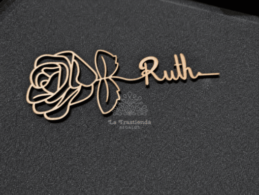 Rosa con nombre personalizada en madera con marca de agua La Trastienda Regalos