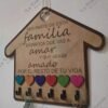 Cuelgallaves familiar de corazones con mensaje personalizado