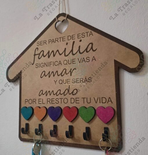 Cuelgallaves familiar de corazones con mensaje personalizado