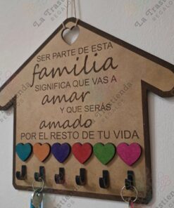Cuelgallaves familiar de corazones con mensaje personalizado