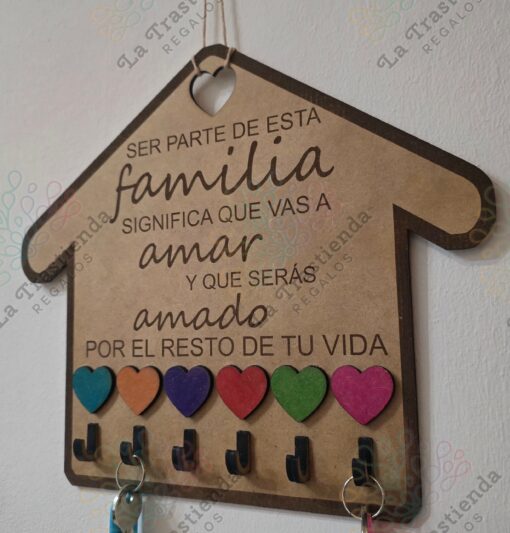 Cuelgallaves familiar de corazones con mensaje personalizado