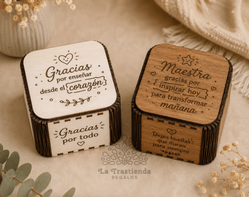 Caja grabada de madera con mensaje personalizado para profes y maestros KUBIX