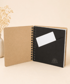 Interior de libro de scrapbook para profes y maestros con bolsillo para cartas y notas